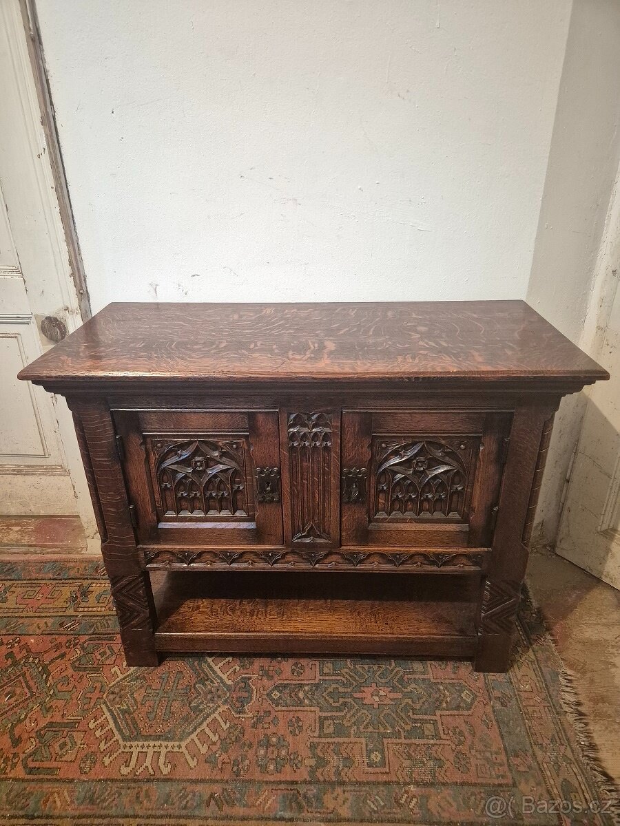 Komoda v gotickém stylu z masivního dubu