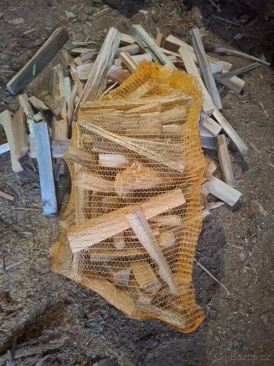 Suché SMRKOVÉ třísky – 15kg pytel, délka 20–50 cm