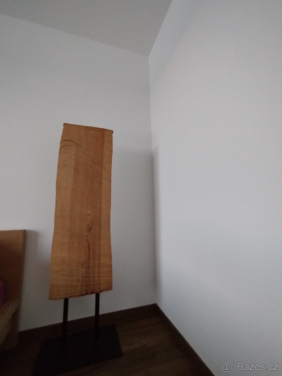 Nějaké dřevo na železné konstrukci