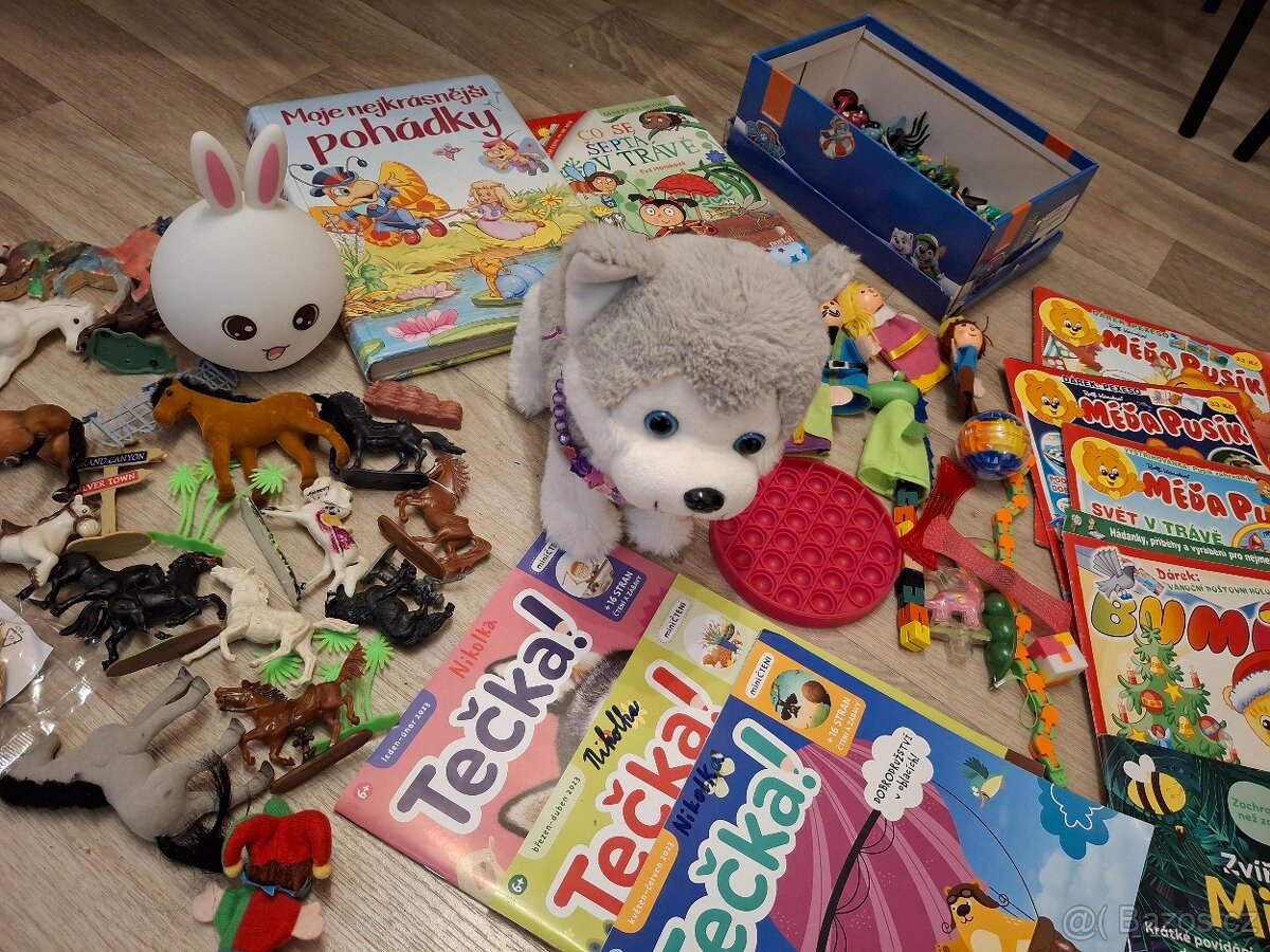 Hračky 50 kusů, Barbie věci, svítící lampa, pop-it, Playmobi