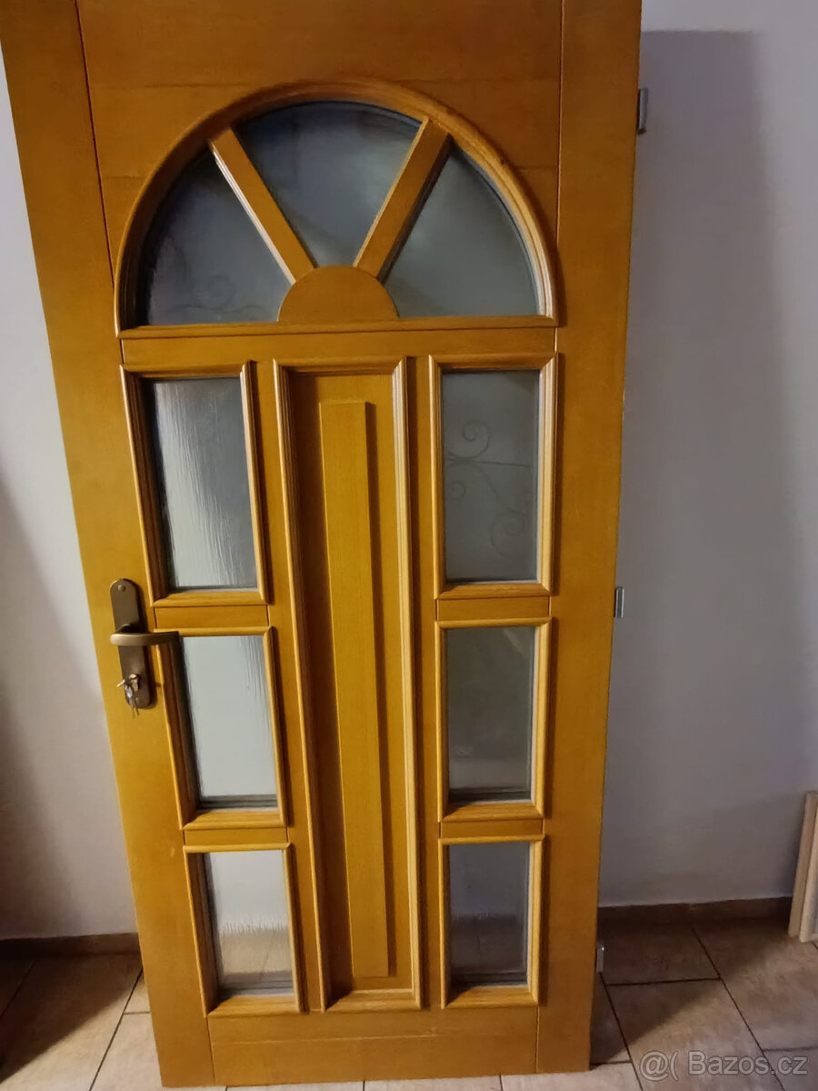 Kvalitní dřevěné dveře v rámové zárubni