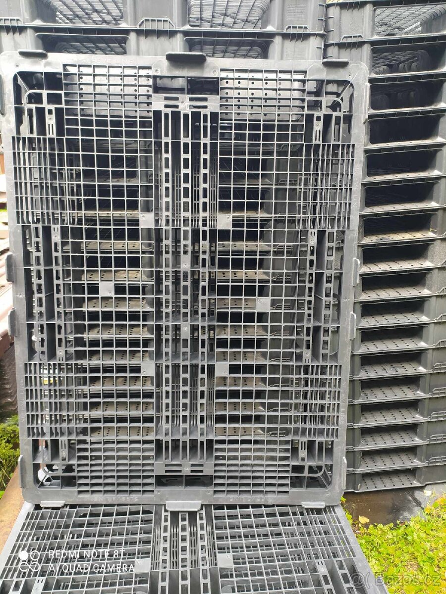 Plastové palety za 180kč.