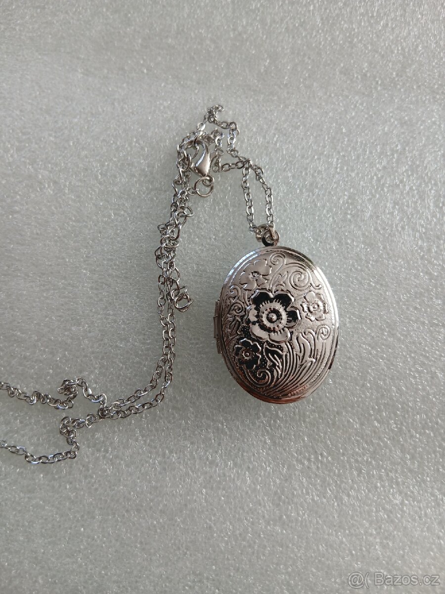Bižuterie medailonek na fotografii