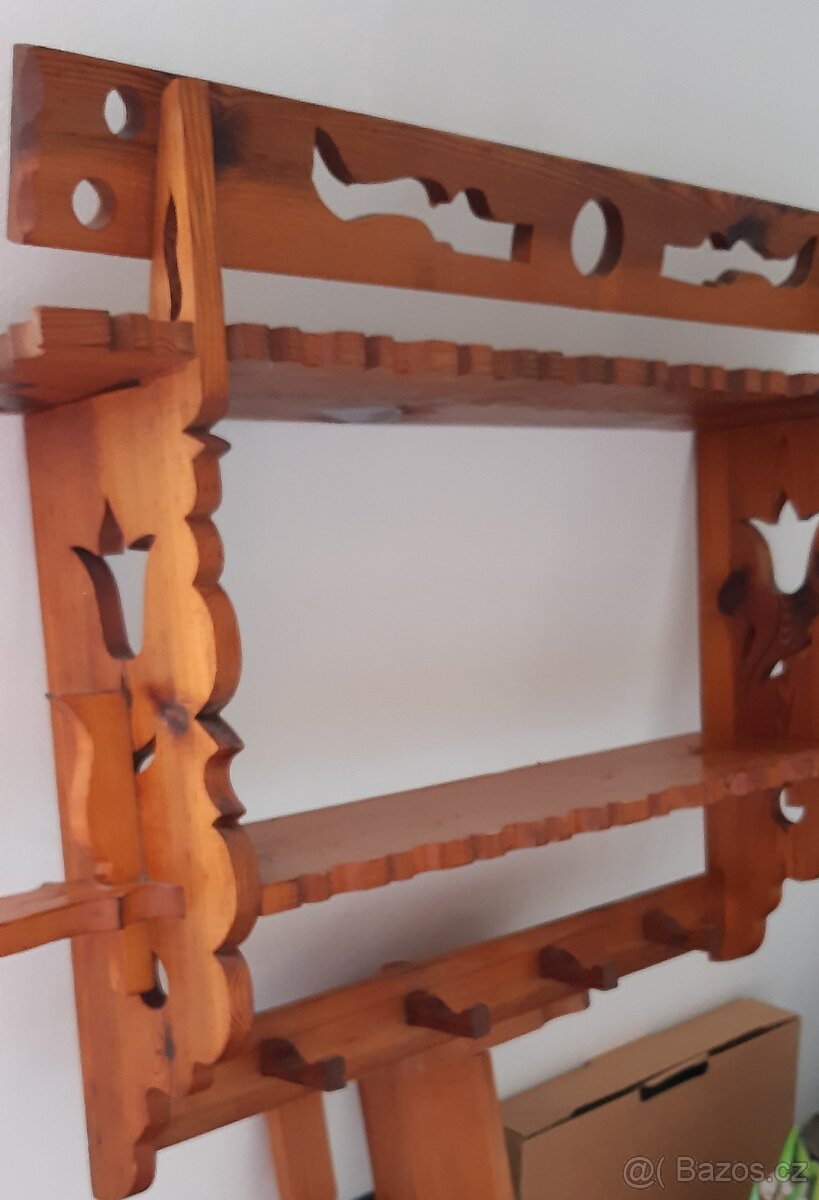 Starožitná vyřezávaná polička