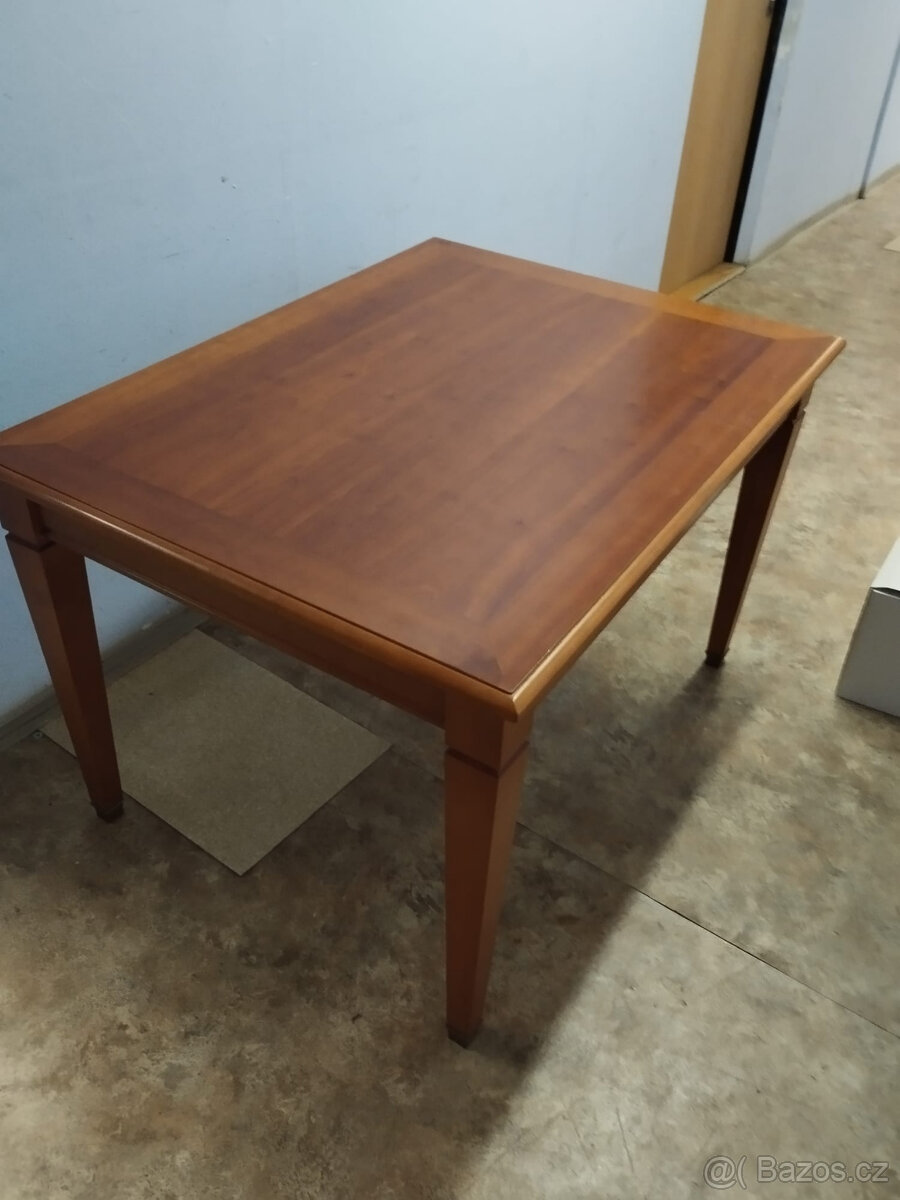 Hnědý jídelní stůl