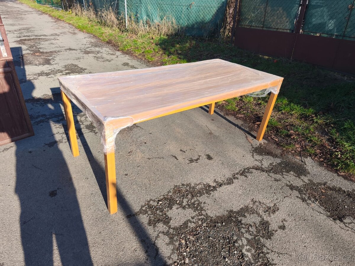 Dřevěný atypický stůl