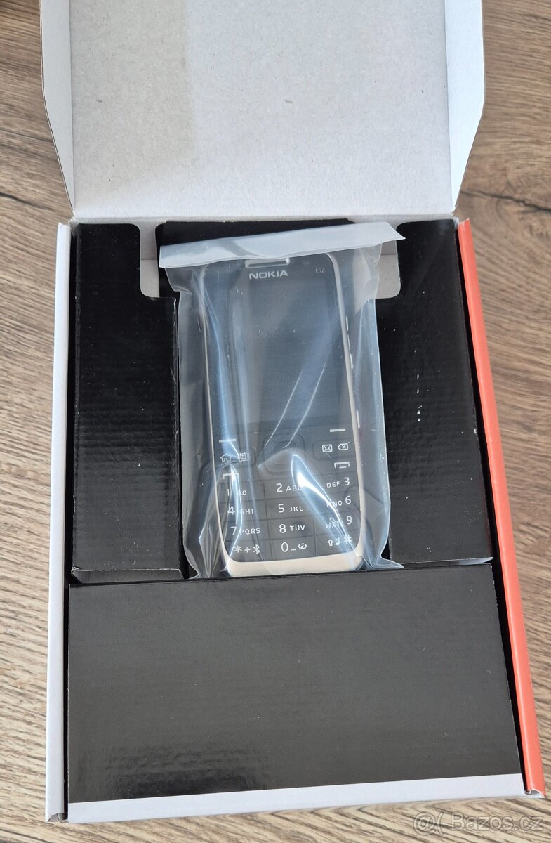 Nokia e52 - nova, komplet v krabici