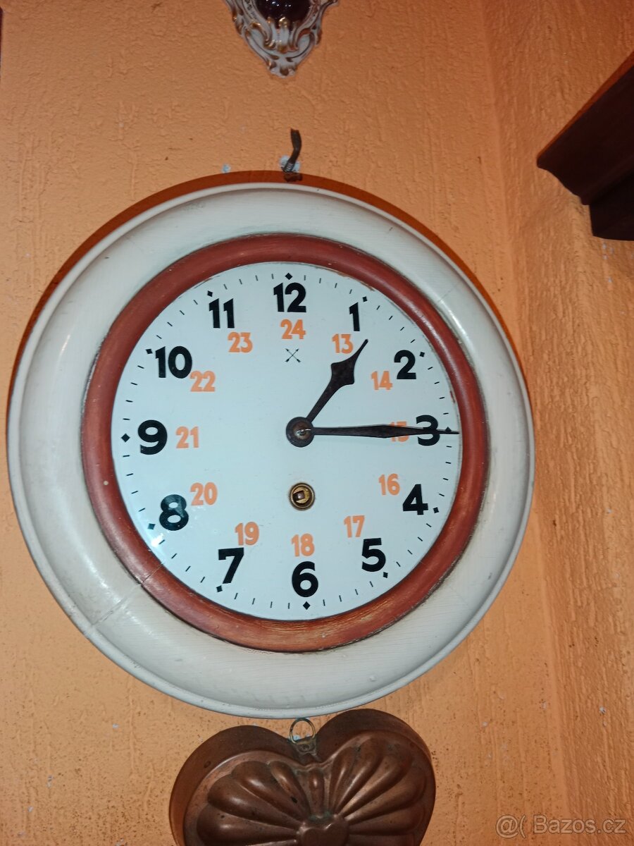 Hezké, funkční staré nástěnné, pérové hodiny- Junghans