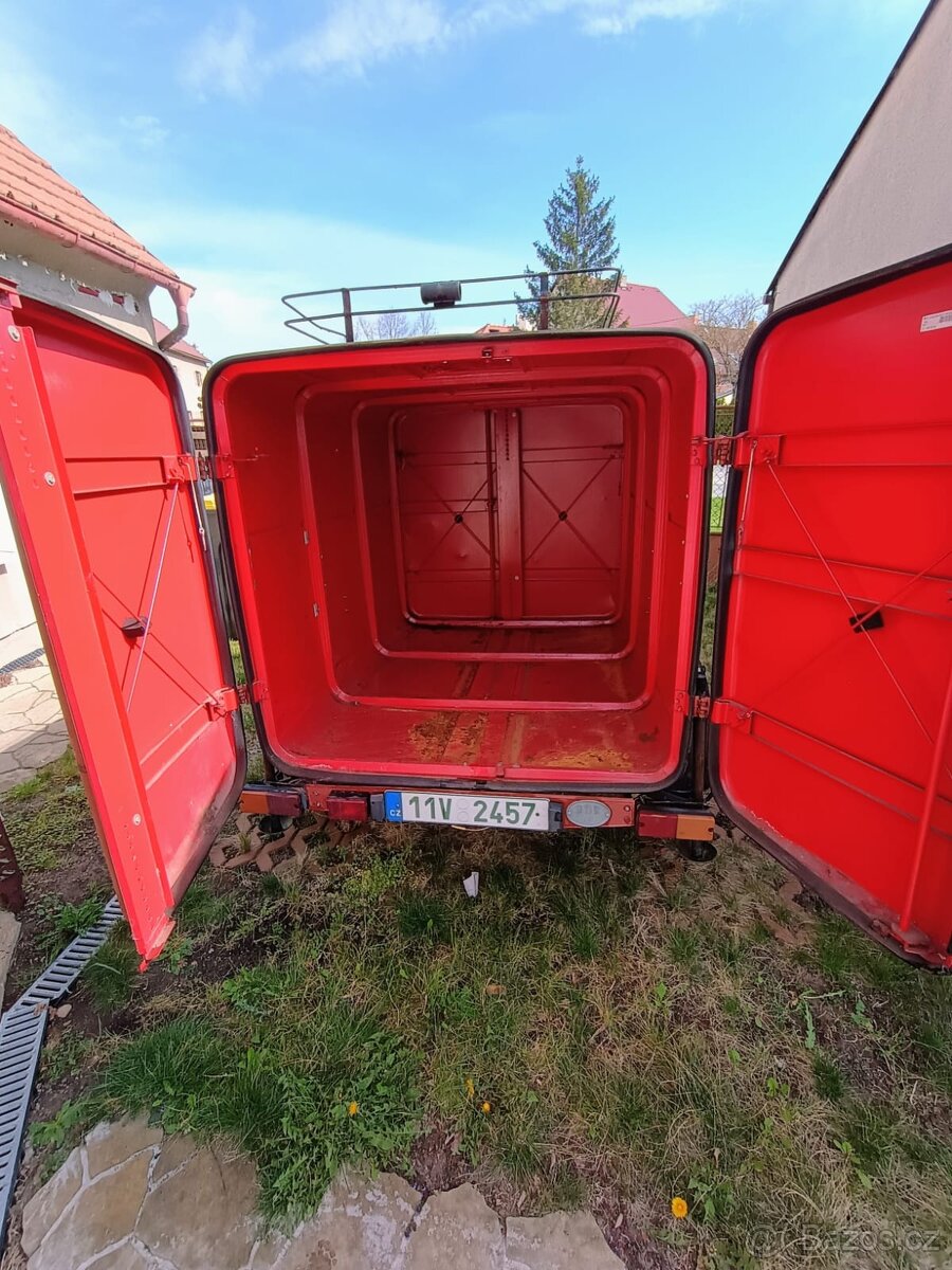 Hasičský vozík s veter. papíry.