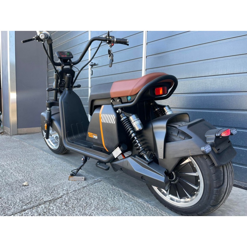 Elektricky skutr Leramotors C7, černá