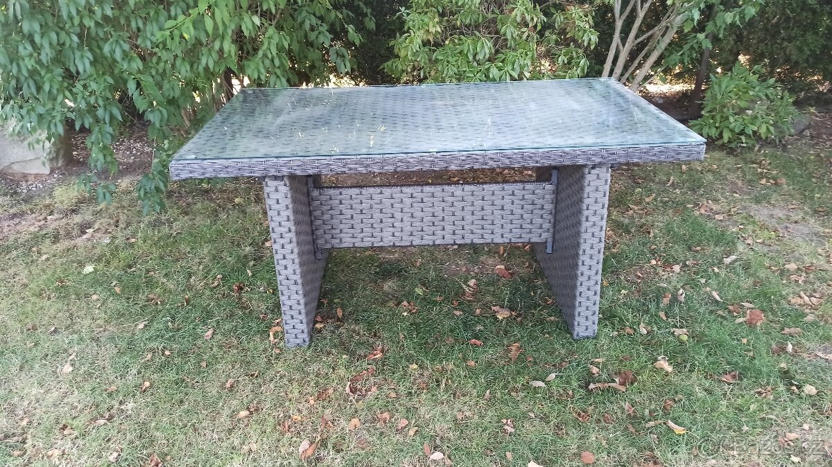 Stůl 140 x 80, umělý ratan, polyratan.