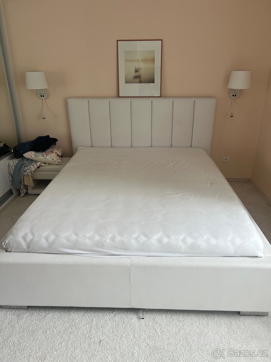 Bílá koženková postel s úložným prostorem