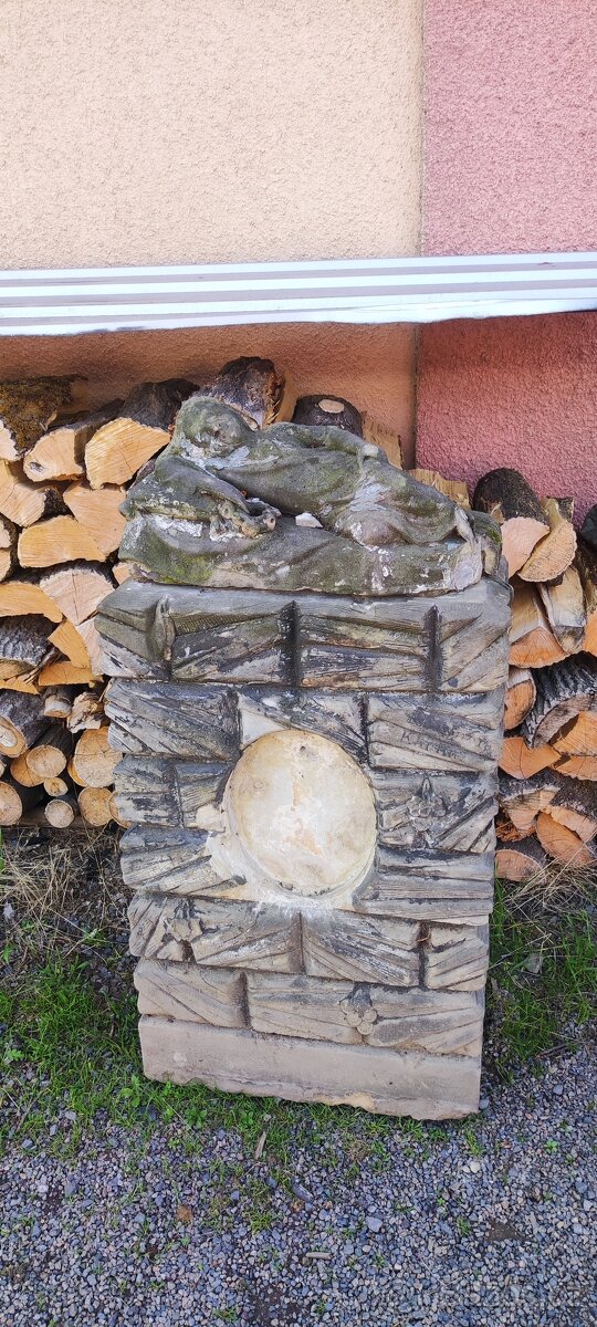 Starý pískovcový náhrobek
