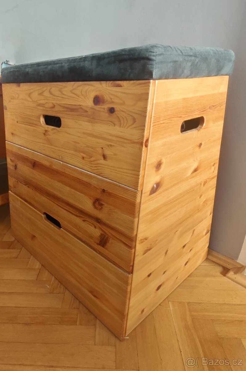 Dřevěná skříň