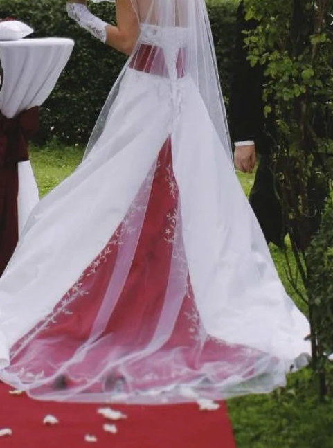 Svatební šaty bílo-červené