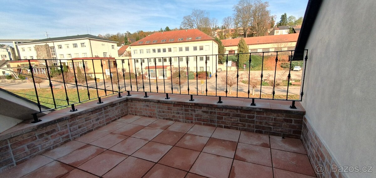 Prostorný 1+KK s terasou k pronájmu, Velké Meziříčí