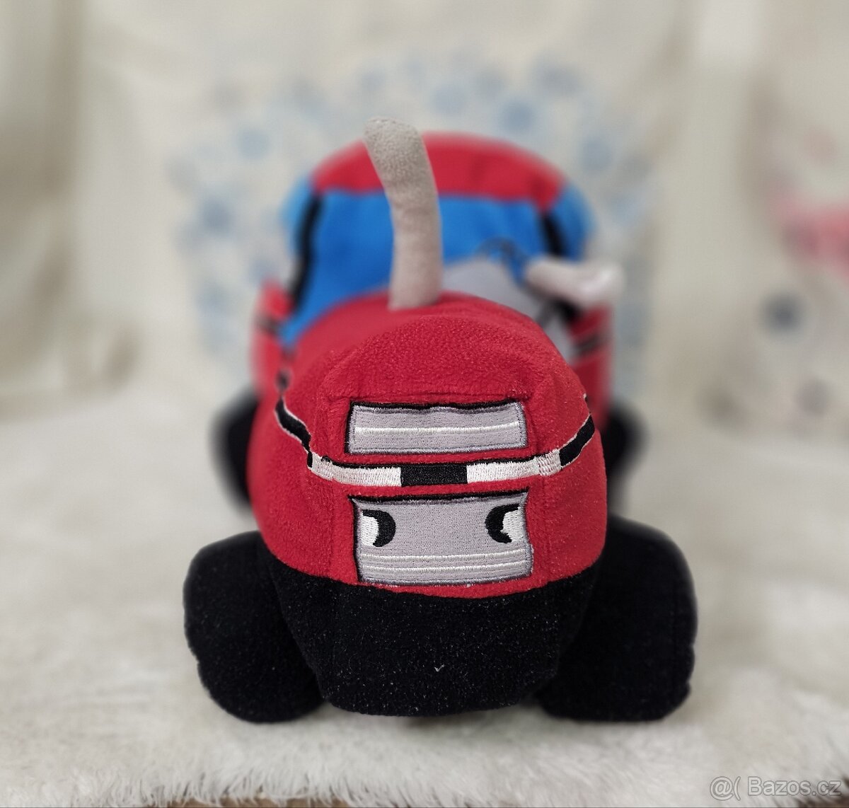 Plyšový červený traktor