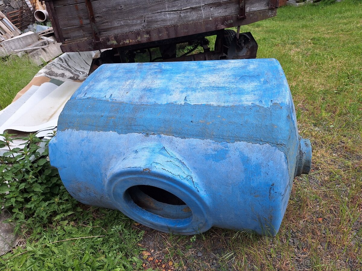 Nádrž na vodu,vanička, pískoviště, ohrádka okolo stromku