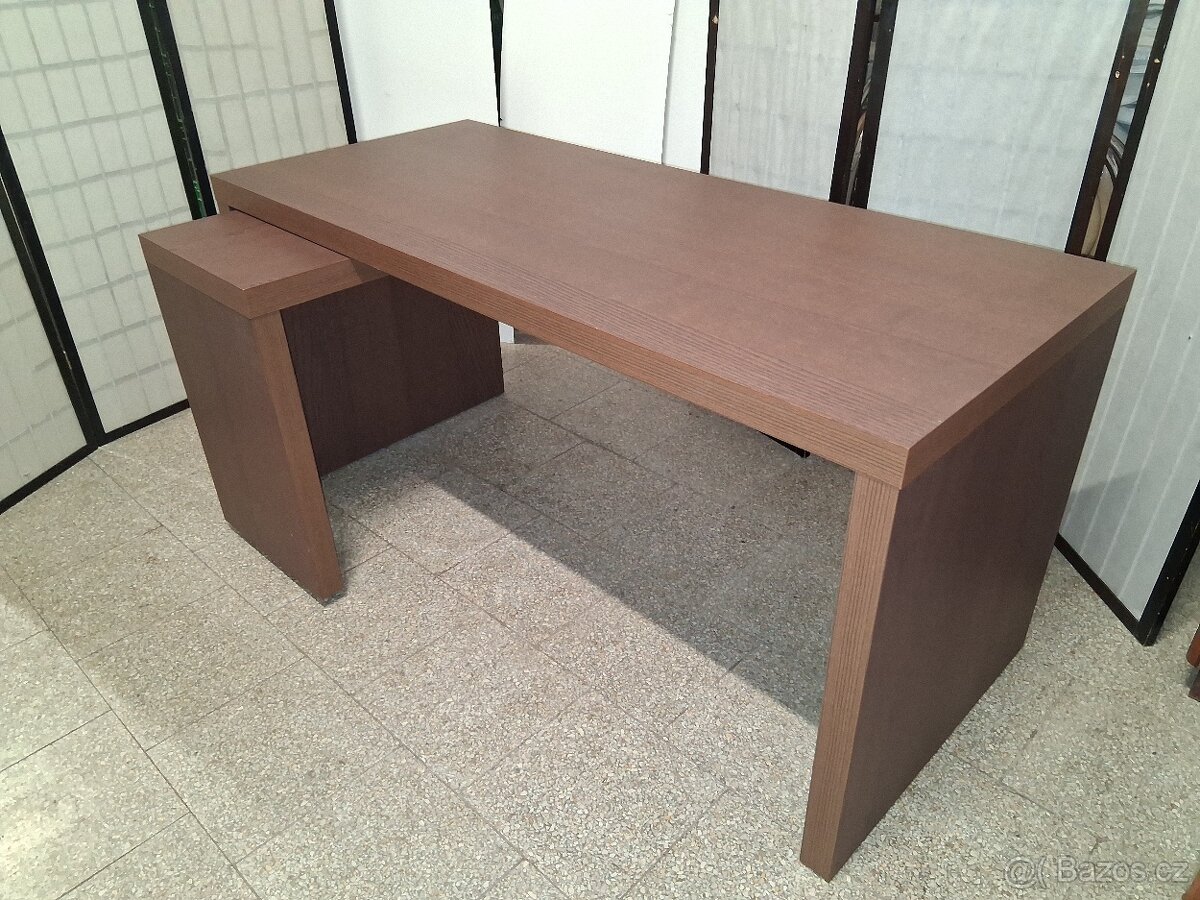 Stůl psaci s výsuvnou částí