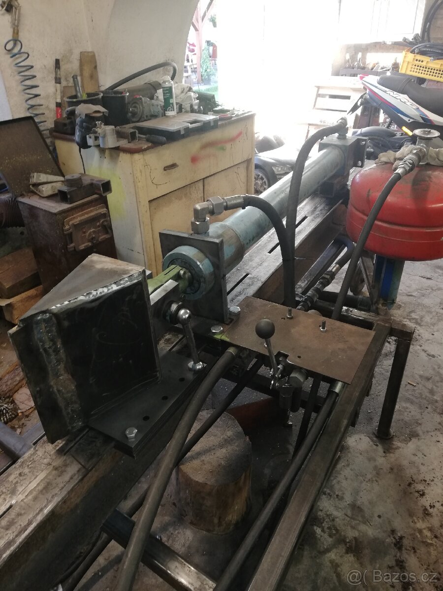 Hydraulicka stipacka na dřevo