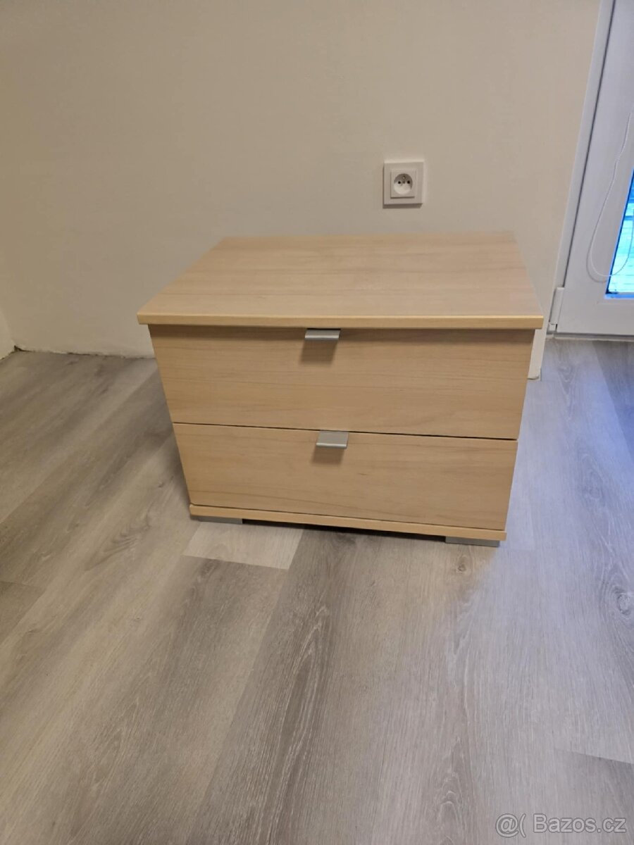 Krásný noční stolek