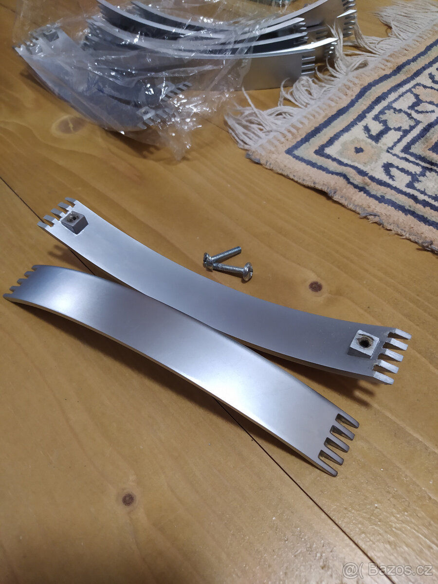 Úchytky nábytkové kovové