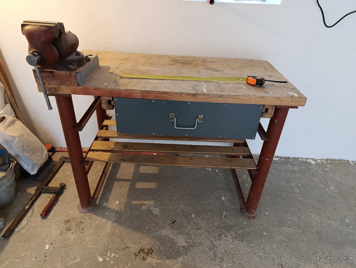 Prodám masivní garážový ponk se svěrákem.