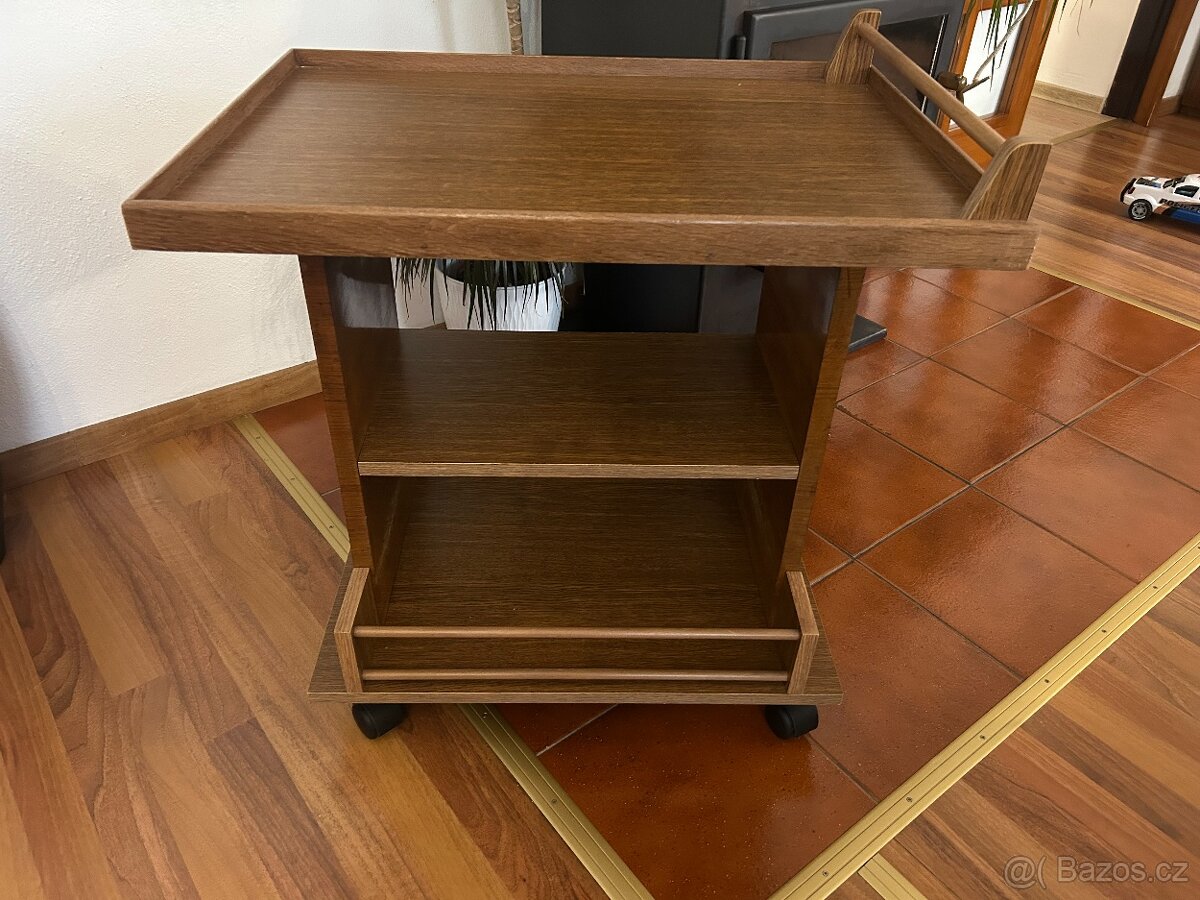 Servírovací stolek