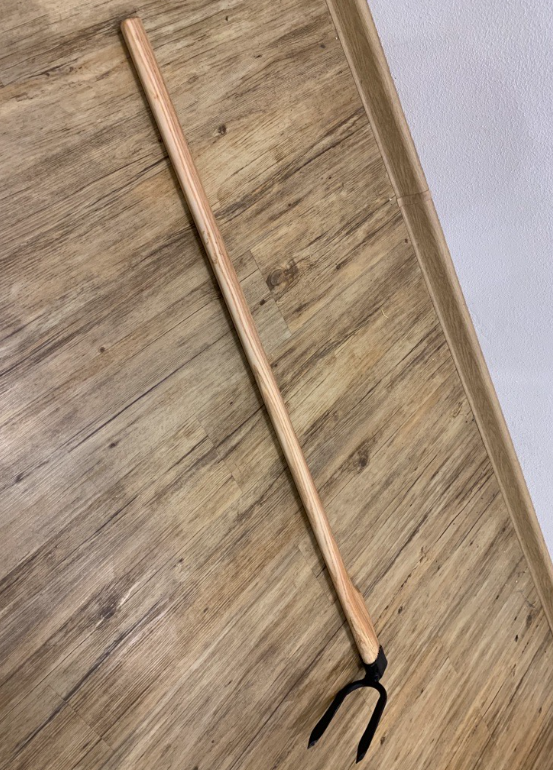 Kovaný kopáč, motyka - dvouhrotá.