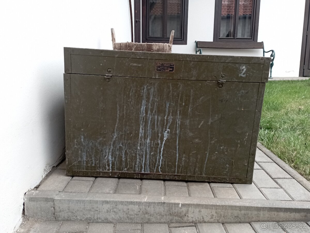 Prodám krásnou zachovalou vojenskou truhlu.