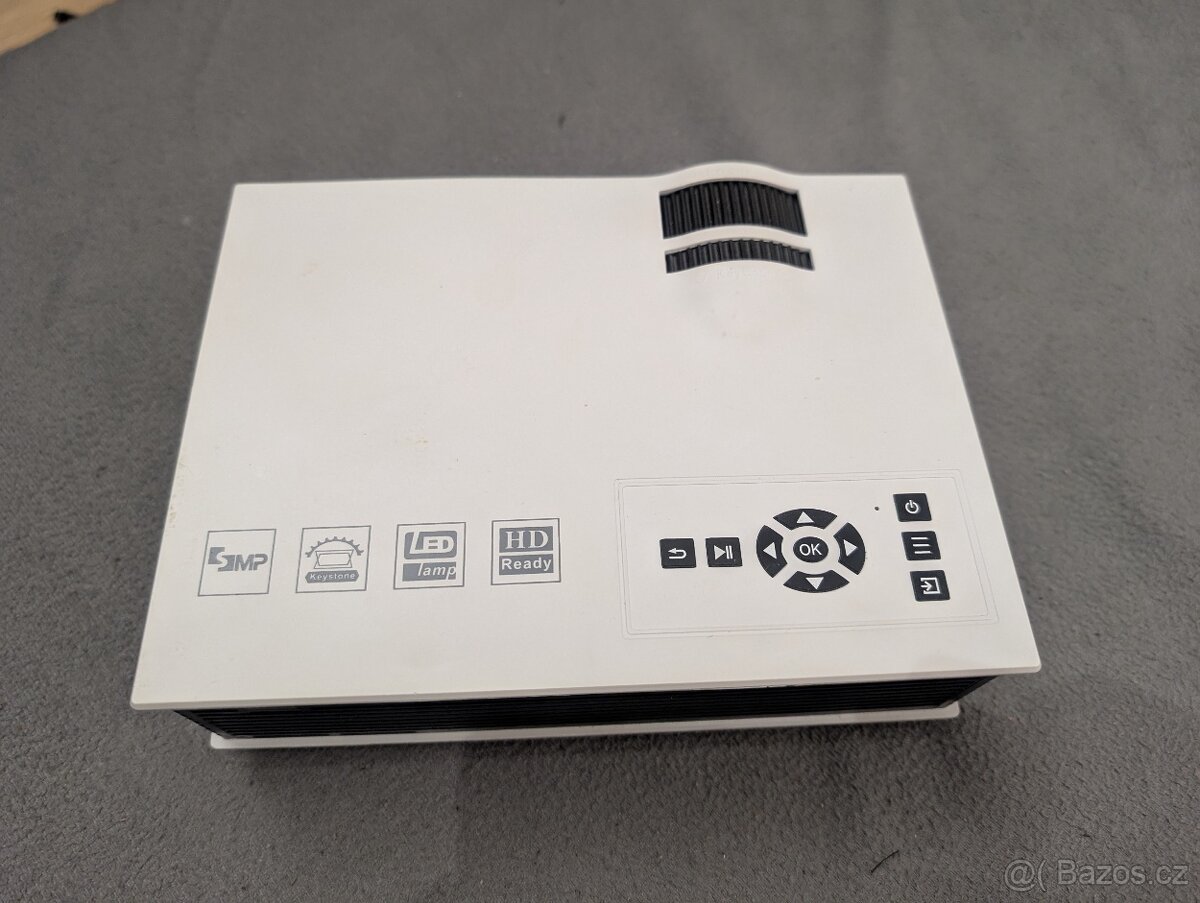 mini Projektor 800 lumenů