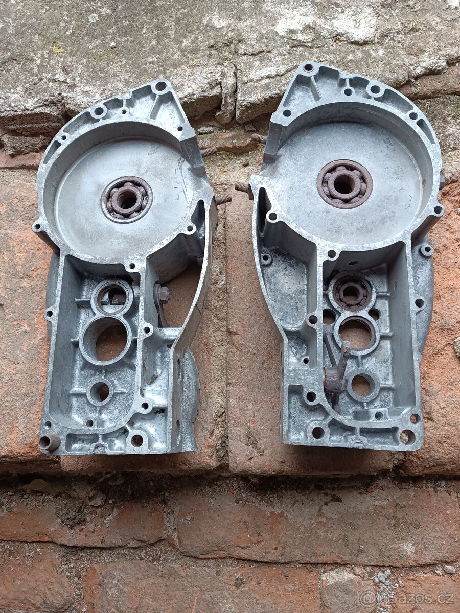 ČZ 125 B/T - kartery motoru - 2 páry + víko