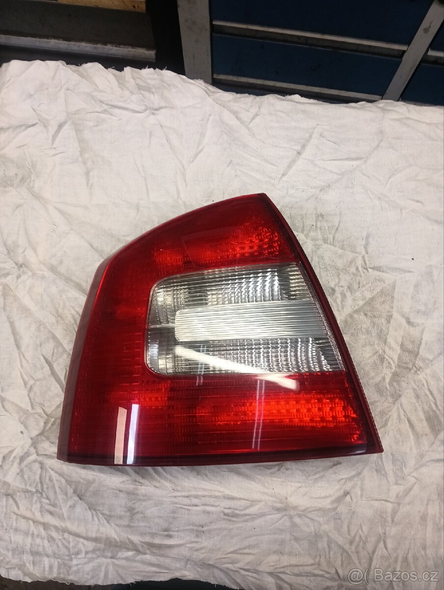 Skoda Octavia 2 zadní světlo