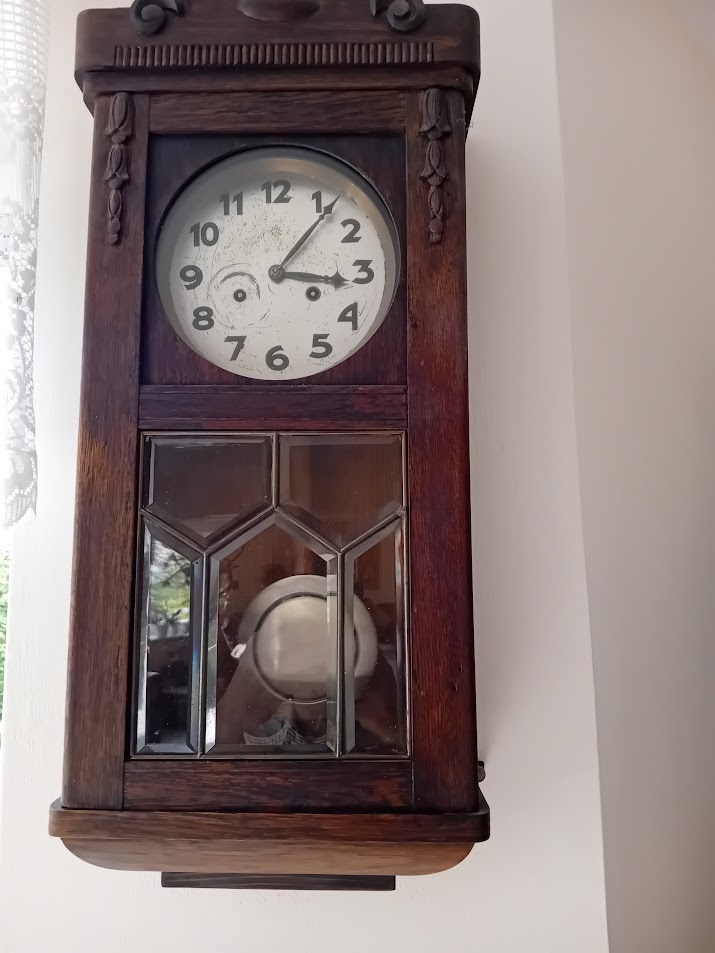 Hodiny obyčejné pendlovky bez závaží, žádný skvost