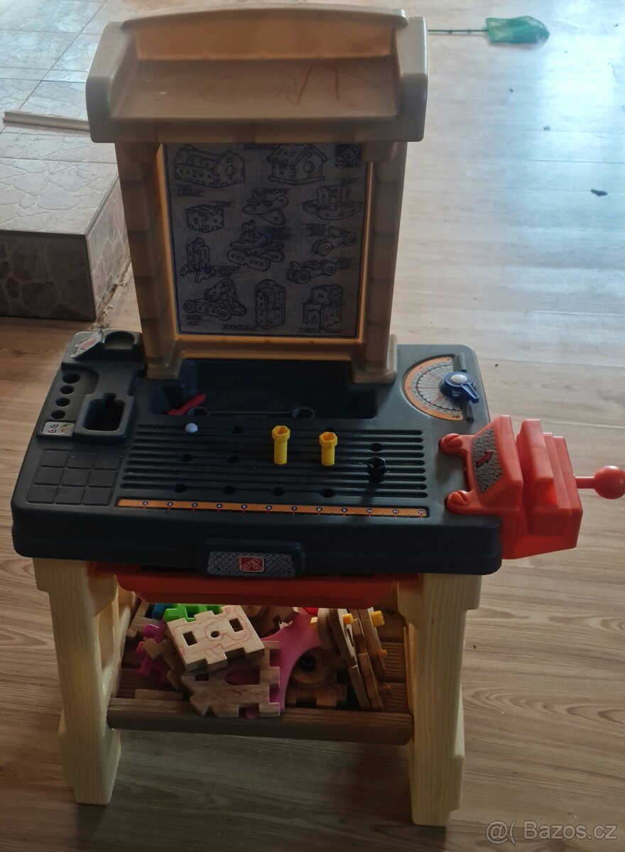 Pracovní stůl STEP2 s nářadím -
