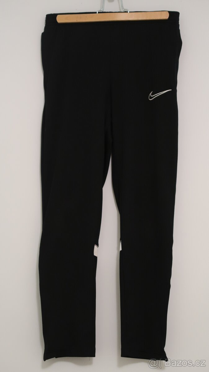 sportovní tepláky Nike