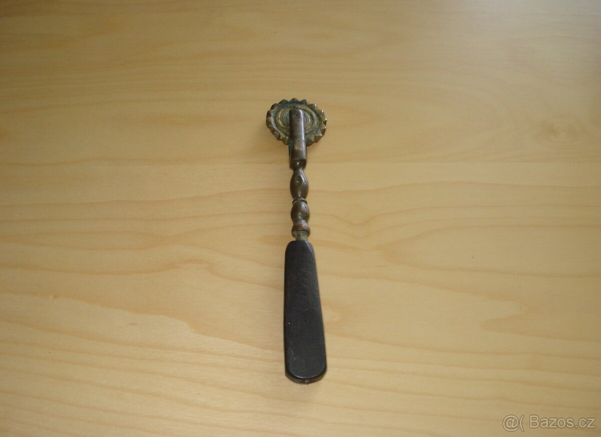 Staré mosazné rádlo