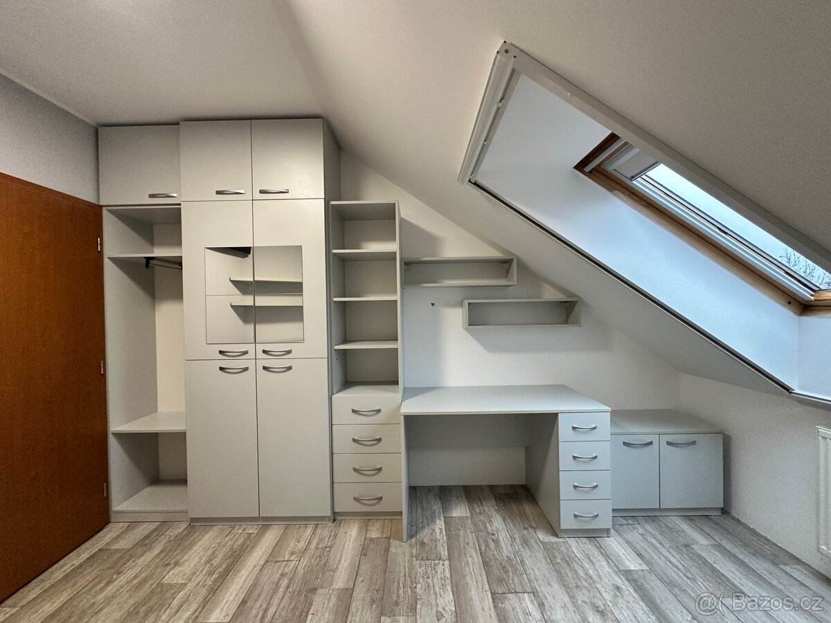 Šatní skříně a stůl