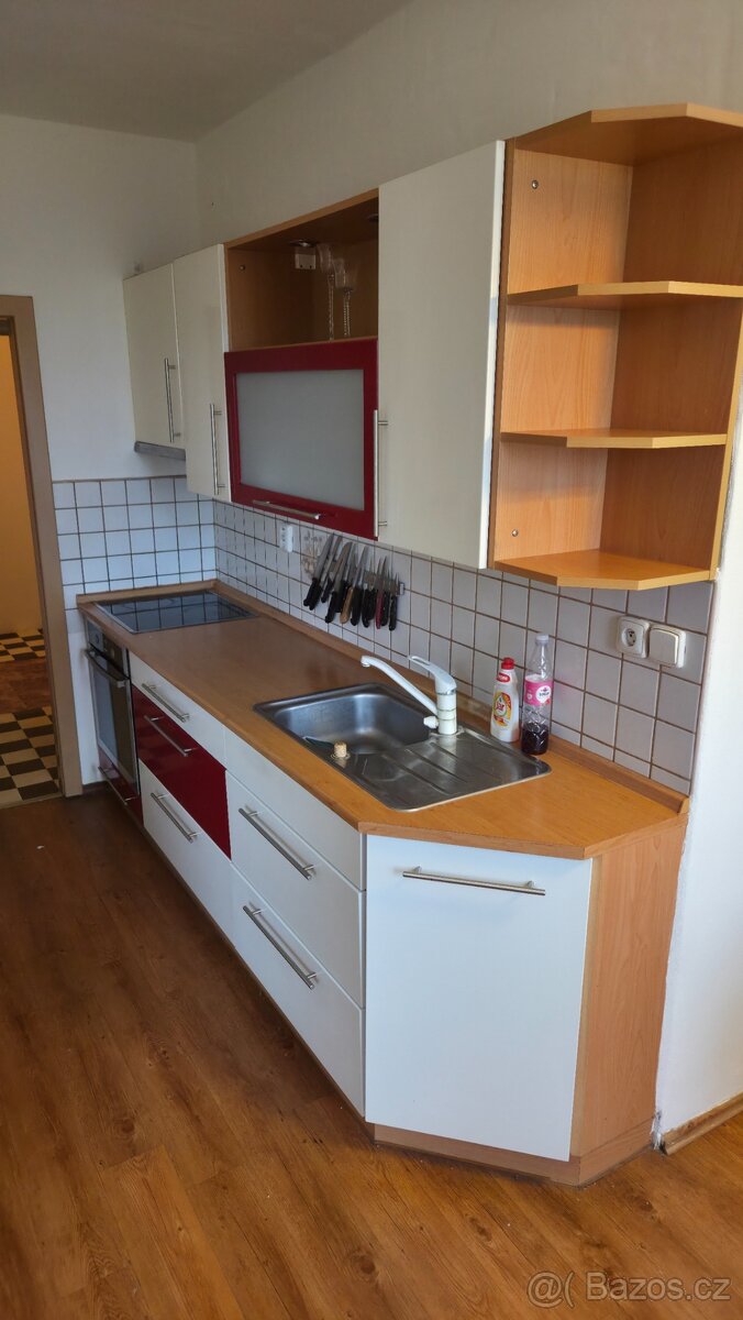 Červeno bílá kuchyně