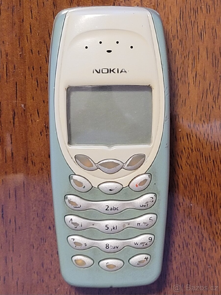 Starý mobilní telefon NOKIA 3410.