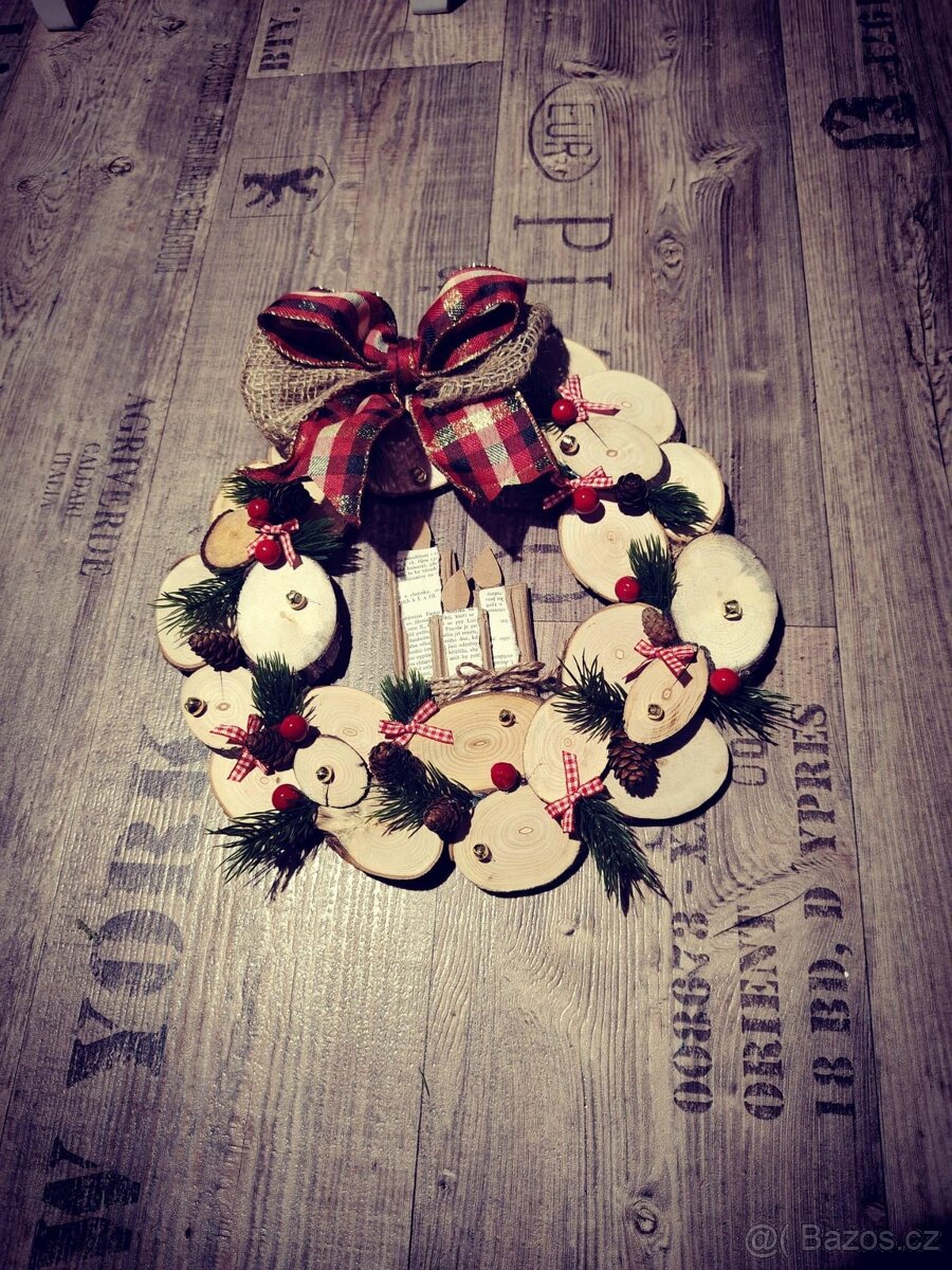Dřevěný věnec na dveře