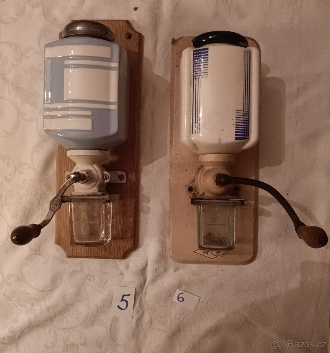 Starožitný porcelánový mlýnek na kávu