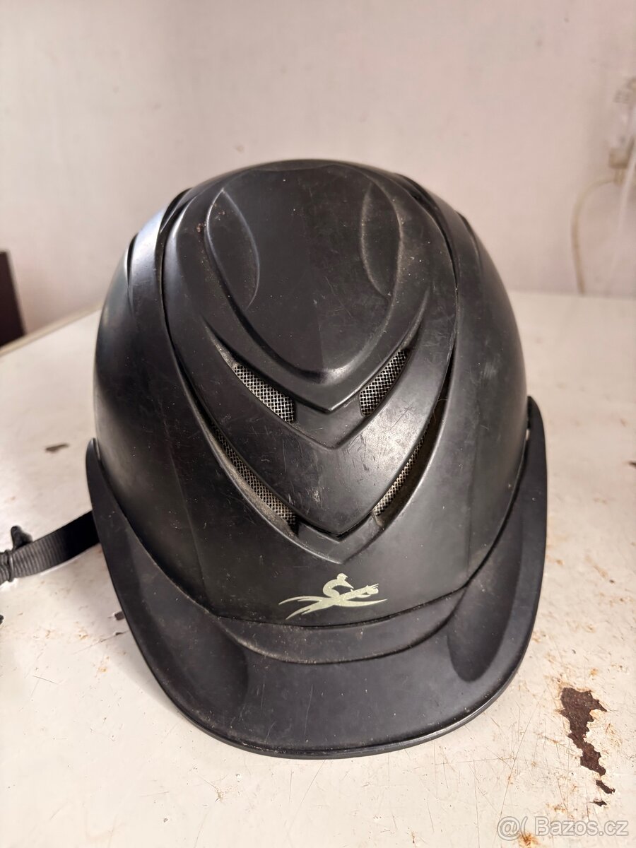 Jezdecká helma