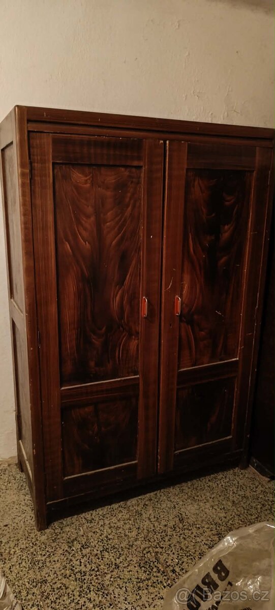 Starožitná skříň