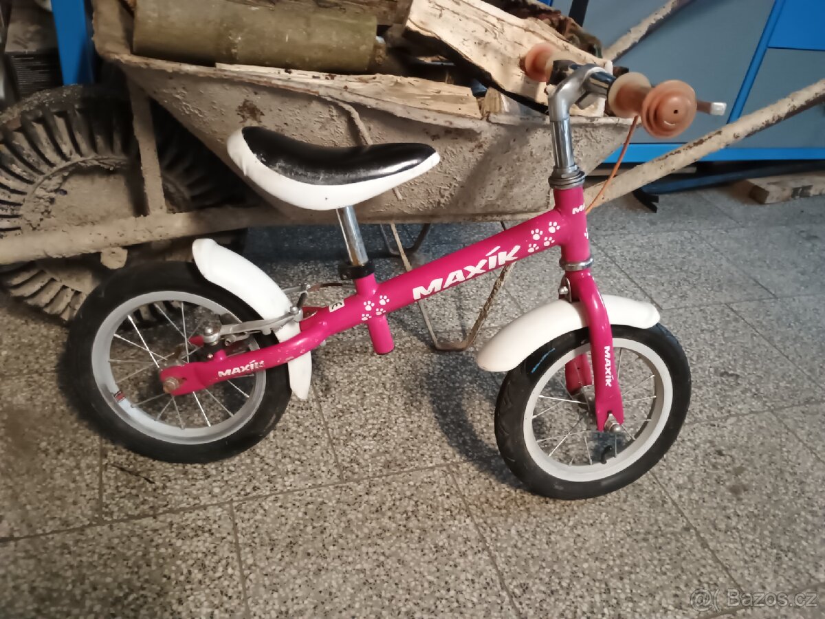 Dětské odrážedlo.