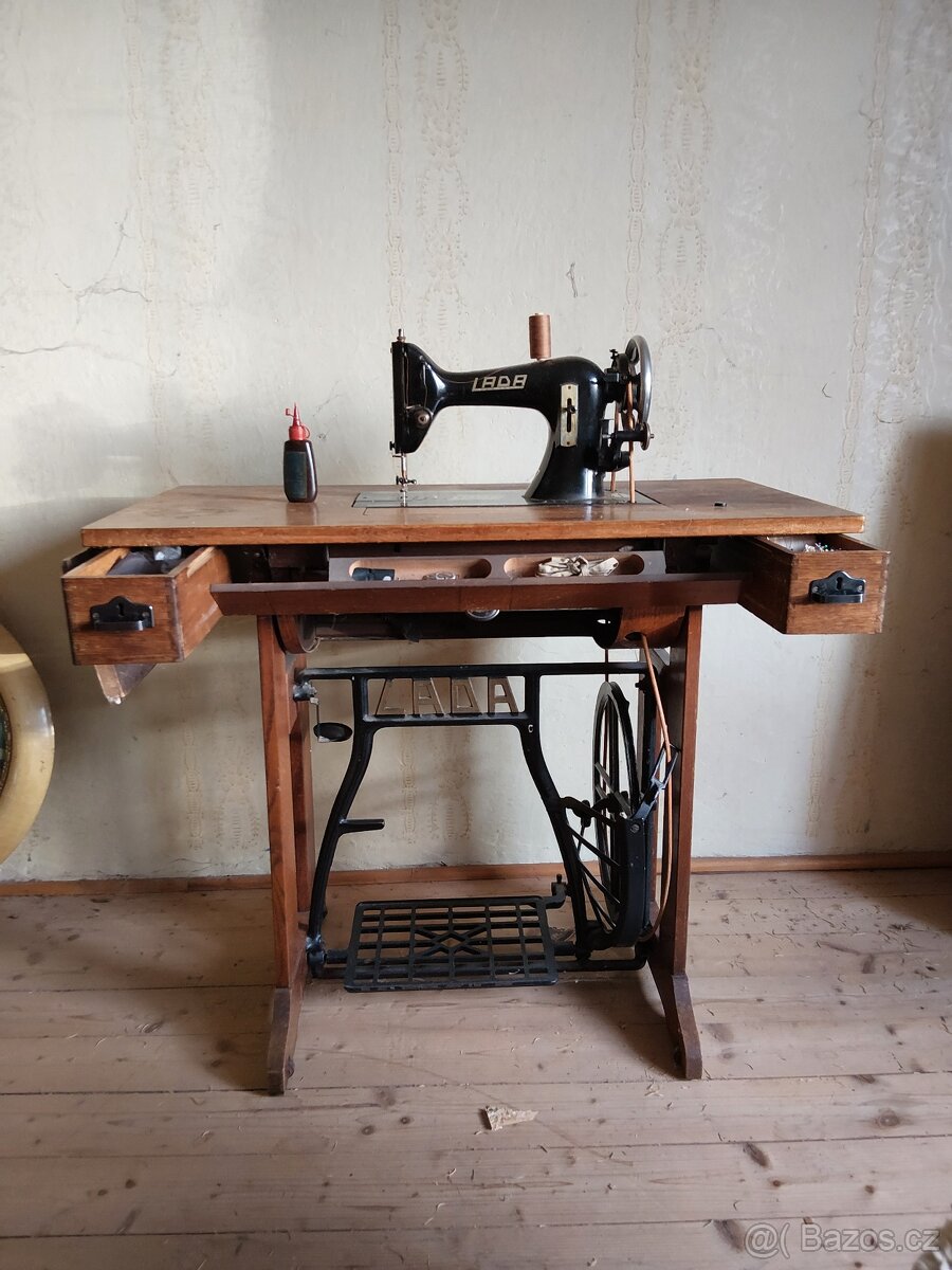 Retro šicí stroj Lada
