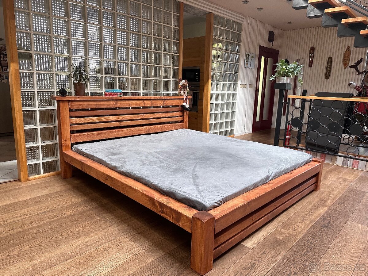 Masivní postel s poličkou 180 x 200, rošt