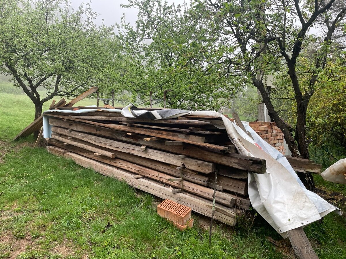 100 let staré krokevní trámy ze stodoly v Trnavě