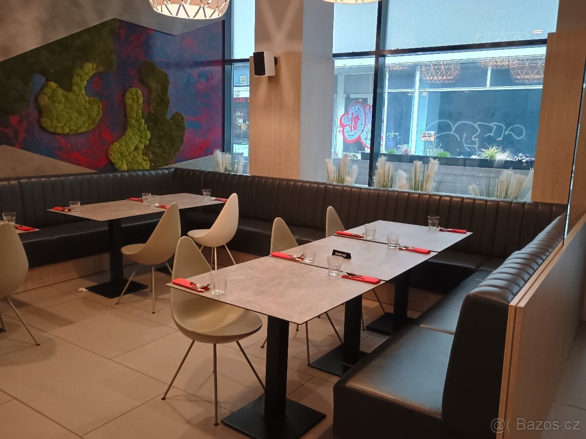 Velká sedací souprava do restaurace nebo sport baru