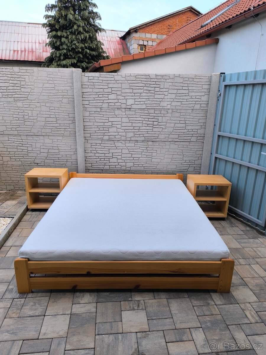 Prodám manželskou postel + Matrací + Noční stolky